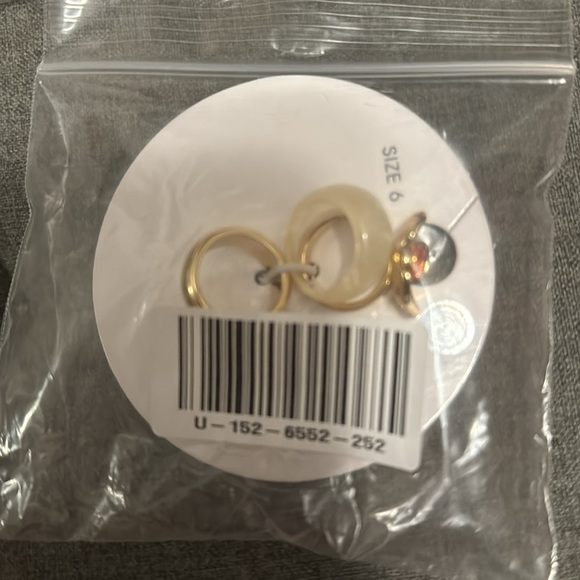 5 for $15 ✨ Faux Gem Flower Ring Set - Picture 2 of 2